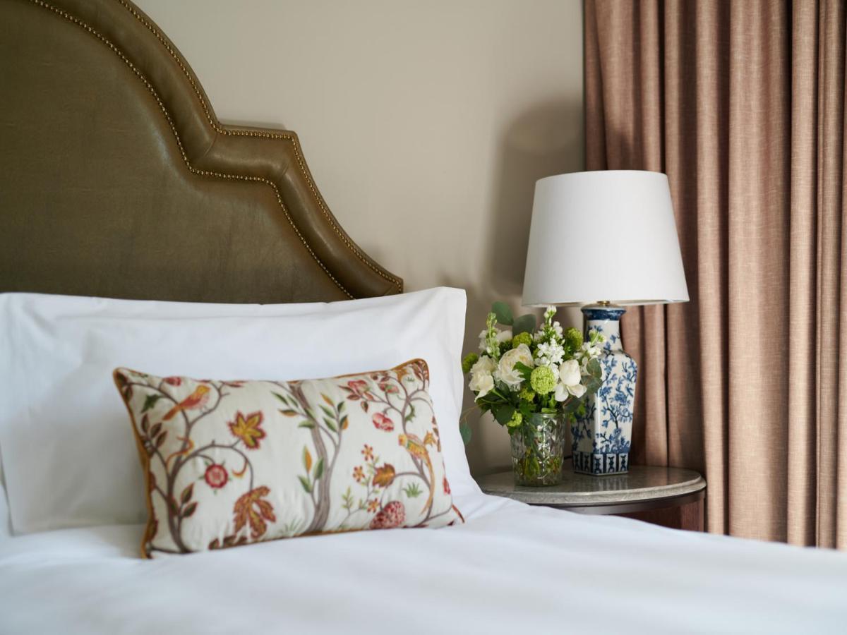 Carton House A Fairmont Managed Hotel Maynooth Exterior foto A bed with a pillow